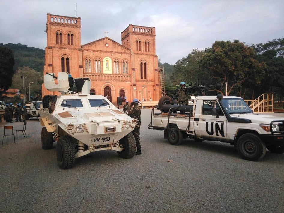 Des Casques bleus de l’ONU devant la cathédrale nationale de Bangui, le 24 novembre 2015, lors des ultimes préparatifs de la visite du Pape François. 