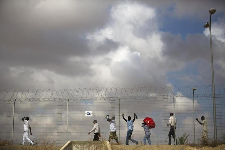 Released Eritreans and Sudanese leaving the Holot detention center in Israel's southern Negev desert on August 25, 2015. 