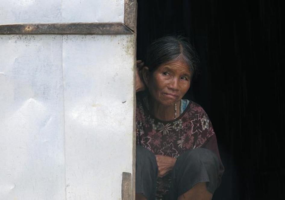 Một phụ nữ người Thượng ngồi ở cửa một “nhà thờ tại gia” trong thôn Kret Krot, Tây Nguyên, Việt Nam, ngày 26 tháng Chín năm 2013. 
