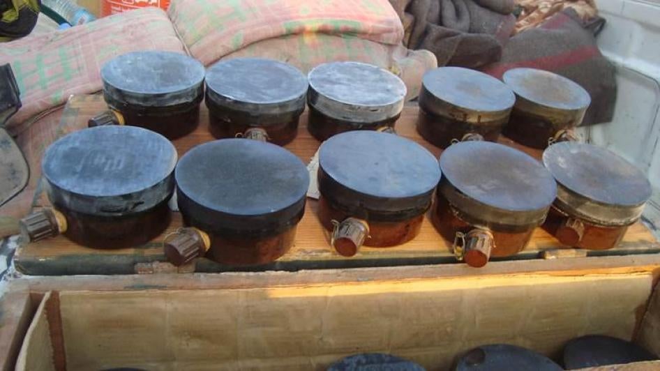 ألغام "غياتا – 64" (GYATA-64) المضادة للأفراد، قام بإزالتها خبراء إزالة الألغام في باب المندب، منطقة ذباب في محافظة تعز، في أكتوبر/تشرين الأول 2015. 