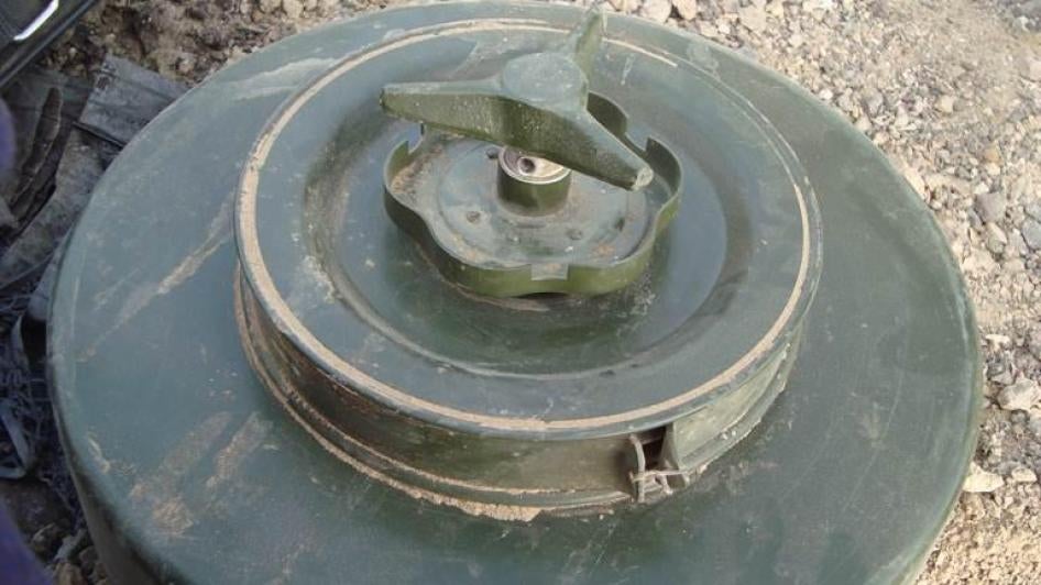 لغم "يوك كاي أي 63" (UKA-63) المضاد للمركبات، صُنع في المجر، قام بإزالته خبراء إزالة الألغام في باب المندب، محافظة تعز، أكتوبر/تشرين الأول 2015. 