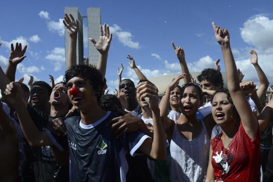 Estudantes protestam em frente ao Congresso Nacional em Brasília, demandando maiores investimentos públicos em educação. 27 de junho de 2013. 