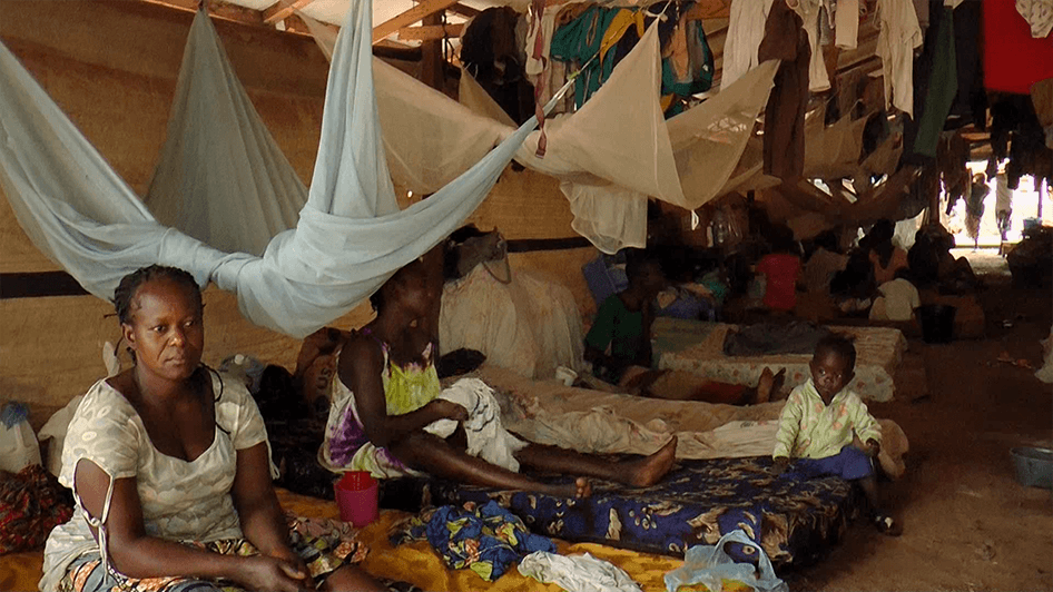 Des personnes déplacées ont trouvé refuge au Centre Jean XXIII à Bangui, en République centrafricaine. La plupart d'entre elles ont fui les violences dans le quartier de Sara le 26 septembre 2015.