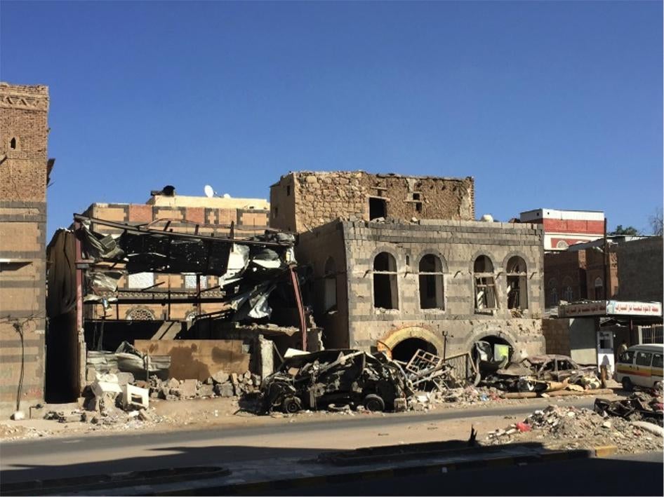 •	منزل وورشة حدادة غير مُستعملة تضررا في غارة جوية قتلت 5 مدنيين في شارع مأرب في صنعاء يوم 18 سبتمبر/أيلول 2015