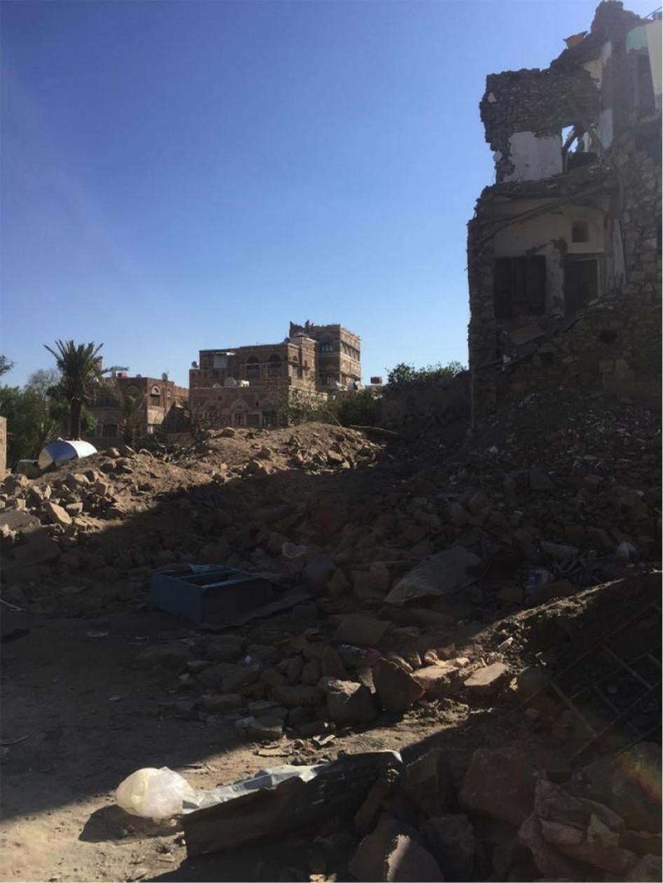 •	منزل حفظ الله العيني، الذي دُمر في غارة جوية قتلت 13 مدنيا، منهم 10 أفراد من عائلة العيني، في المدينة القديمة بصنعاء التي صنفتها اليونسكو موقع تراث عالمي. 18 سبتمبر/أيلول 2015. 