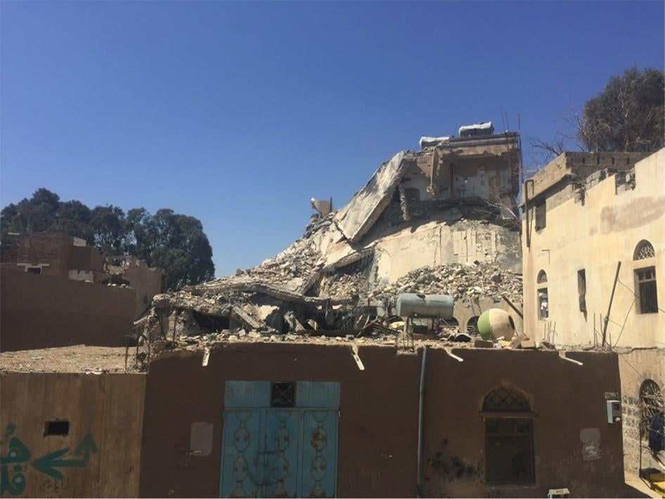 •	دُمر منزل عائلة عقلان في غارة جوية في حي الحصبة السكني في صنعاء، في 21 سبتمبر/أيلول 2015. غادرت العائلة المنزل قبلها بدقائق، بعد أن أصابت غارة منزل جيرانهم، لذلك لم يُصب أي منهم في الغارة