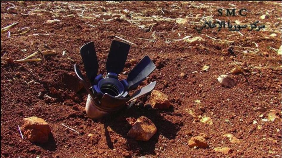 Неразорвавшийся суббоеприпас 9Н235 от реактивного снаряда 9М55К, найденный в лагере вынужденных переселенцев близ селения Эн-Накир, провинция Хама, после кассетного удара 7 октября 2015 г.