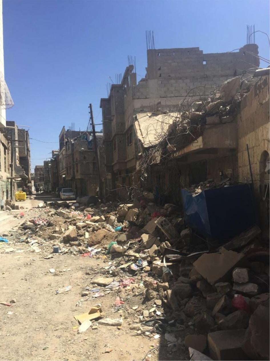 •	مدخل منزل محمد مفرح، الذي دُمر في غارة رابعة على حي الحصبة السكني في صنعاء في 21 سبتمبر/أيلول 2015. قتلت الغارة مفرح و17 من أفراد عائلته