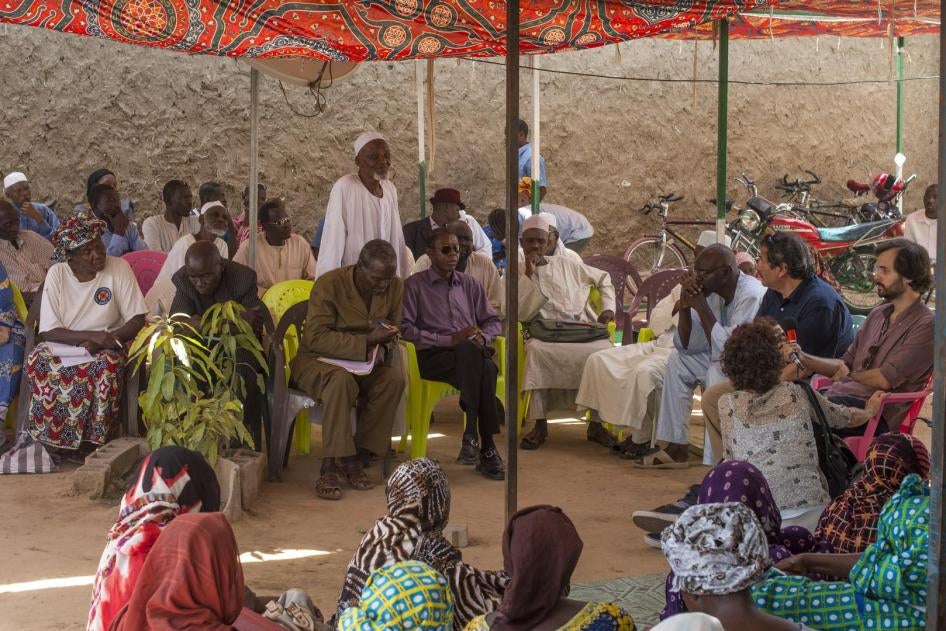 Reed Brody (chemise bleu foncé) en compagnie des membres de l’Association des Victimes des Crimes du Régime d’Hissène Habré (AVCRHH), N’Djaména, Juin 2015