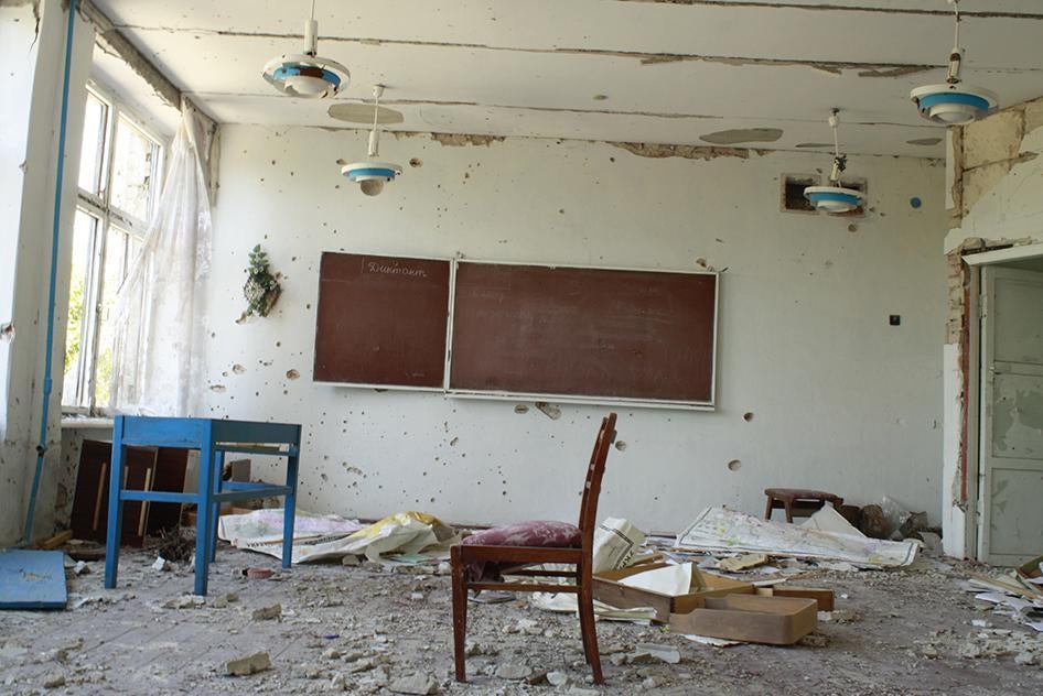 Школа в селі Нікішине на сході України, яку було зруйновано під час боїв між українськими урядовими військами та бойовиками у період із серпня 2014 по лютий 2015 року.