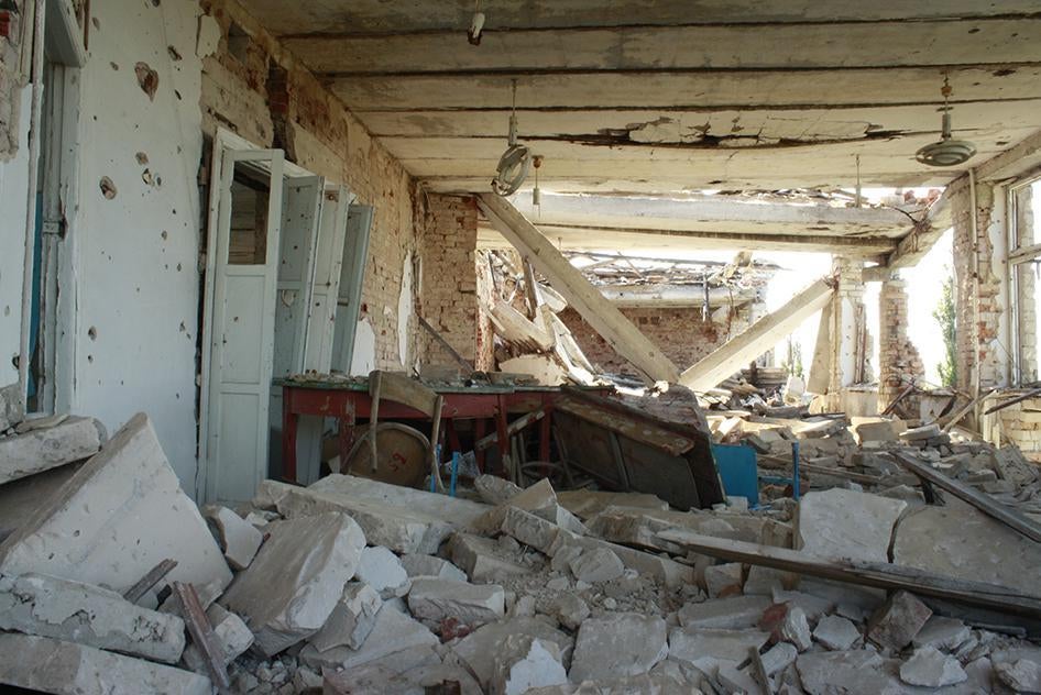 Школа в селе Никишино на востоке Украины, разрушенная во время боев в период августа 2014 г. – февраля 2015 г. 