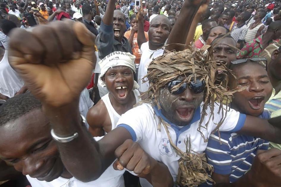 People attend the rally of the opposition National Coalition for Change (CNC) in Yopougon district, Abidjan, Côte d’Ivoire on October 7, 2015.