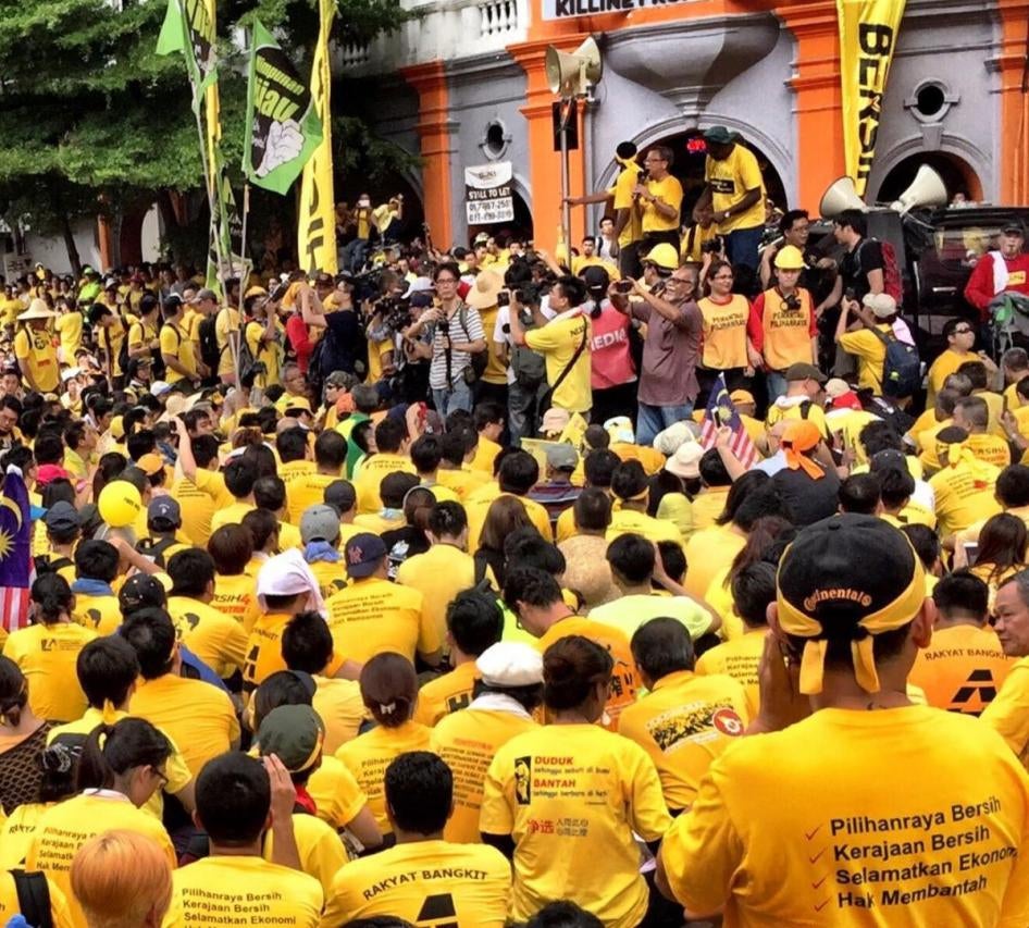 “净选盟第四次大集会（Bersih 4）”示威者在吉隆坡街头聆听演讲，他们身穿黄色裇衫，上面印有运动四大诉求：乾净选举、廉洁政府、拯救经济、异议权利。当天是2015年8月29日，马国内政部甫于前一天依据《印刷报业和出版法》宣告这件裇衫和其他净选盟文宣品为非法。