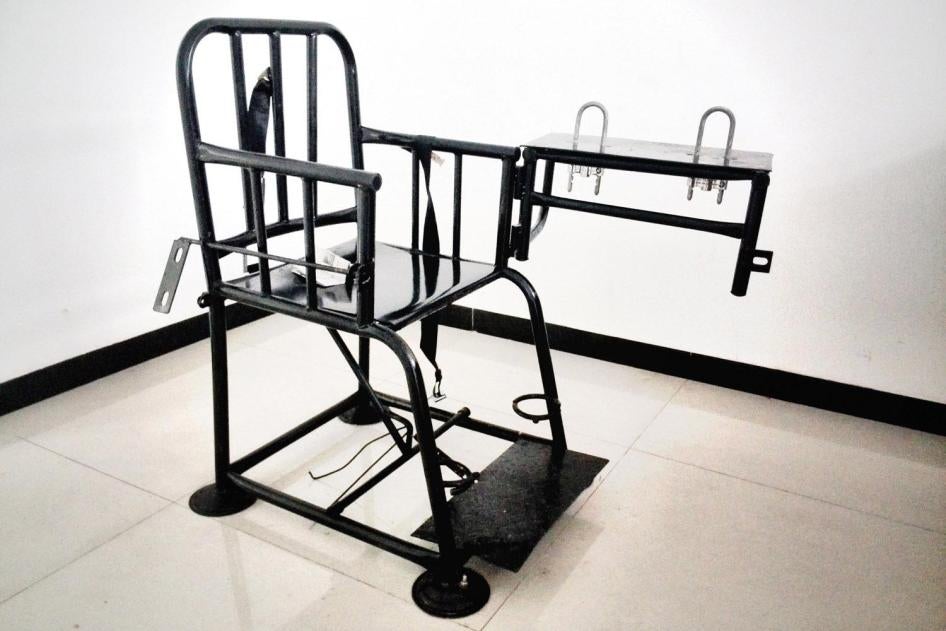 “老虎椅”专门用来拘束囚犯。前在押人员说，他们常被警察铐在这种铁制的椅子上几小时甚至几天，既没法睡觉，全身也动弹不得，以至双腿和臀部严重肿胀。