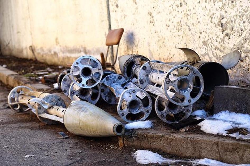بقايا صواريخ تحمل قنابل عنقودية من طراز أوراغان جمعها متمردون إثر هجمات على ستاروبيشيفي، أوكرانيا يوميّ 6 و7 فبراير/شباط