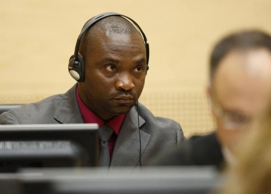 Germain Katanga, un ressortissant congolais, écoute les plaidoiries finales dans la salle d'audience de la Cour pénale internationale, lors du procès contre Katanga et Ngudjolo Chui à La Haye, le 15 mai 2012.