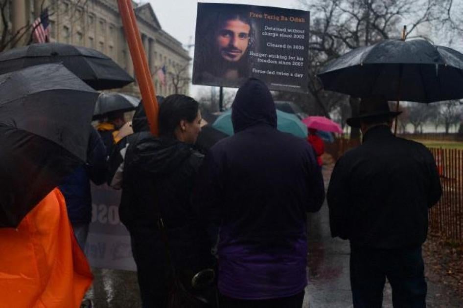 示威人士举着塔利克・巴・欧达（Tariq Ba Odah）的照片，在白宫门外集会抗议关达那摩湾拘留所成立12周年，华盛顿特区，2014年1月11日。