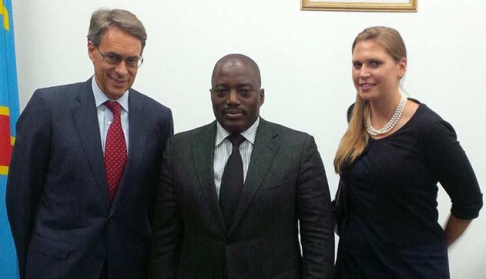 Le président congolais Joseph Kabila, photographié le 21 juillet 2015 avec Kenneth Roth, Directeur exécutif  de Human Rights Watch, et Ida Sawyer, chercheuse senior auprès de la division Afrique de HRW,  dans la capitale de la RD Congo, Kinshasa.