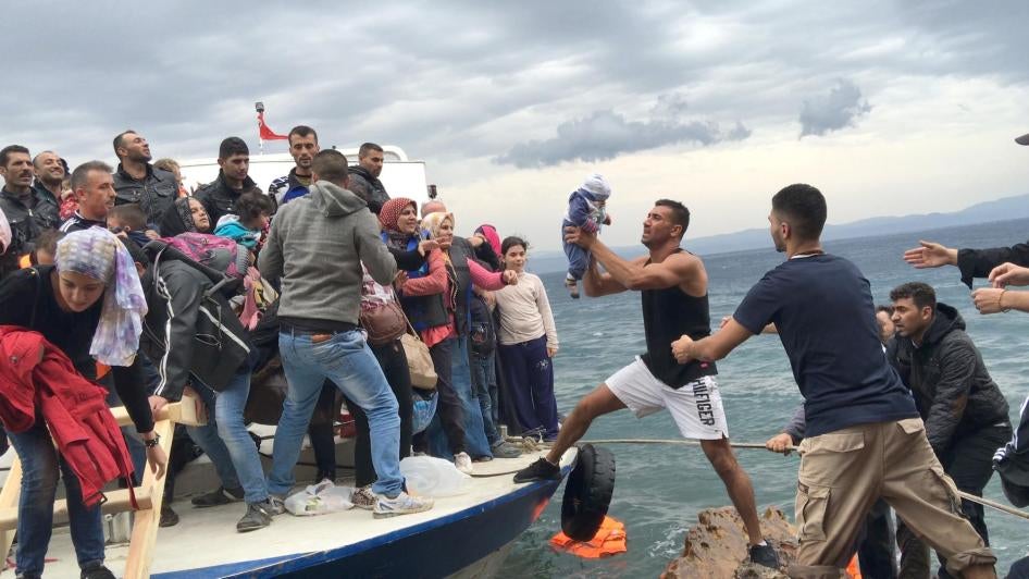 庇护寻求者和移民乘坐大型渔船由土耳其抵达希腊离岛莱斯沃斯（Lesbos），2015年10月11日。