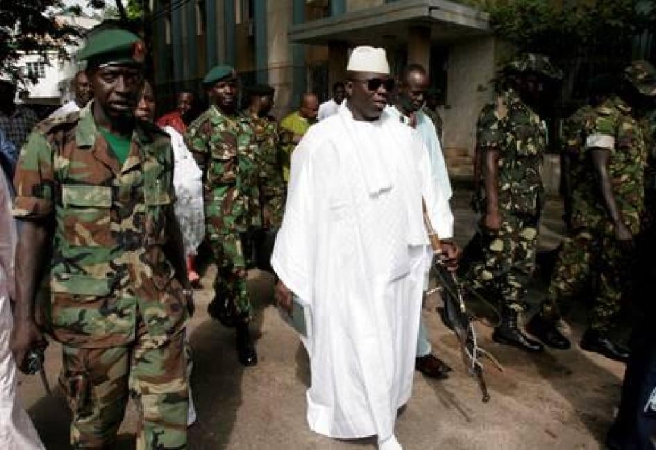 Le président gambien, Yahya Jammeh, entouré de membres de sa garde, quitte un bureau de vote de la capitale, Banjul, après avoir voté lors de l'élection présidentielle de 2006.