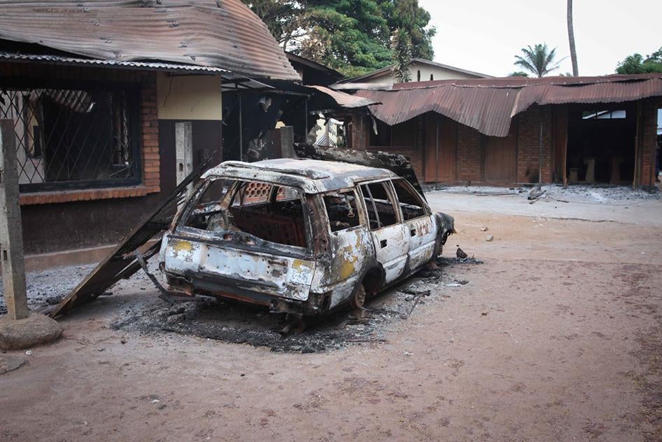 Carcasse d’un véhicule détruit qui a été incendié lors de violences sectaires dans le quartier de Bazanga à Bangui, en République centrafricaine, le 26 septembre 2015.