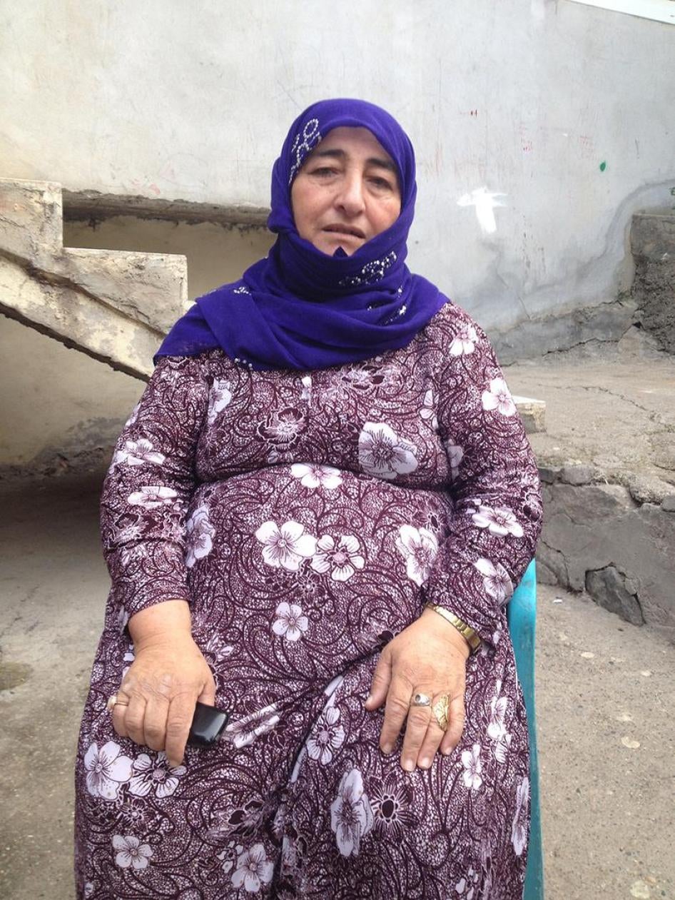 6 Eylül 2015’te Cizre’de evlerinin önünde vurularak öldürülen Cemile Çağırga’nın annesi Emine Çağırga. Aile ilçenin diğer bölgelerindeki yüksek binalarda konuşlanan keskin nişancıların Cudi mahallesindeki açık bir yamaçta bulunan bölgeyi hedef almış olabi