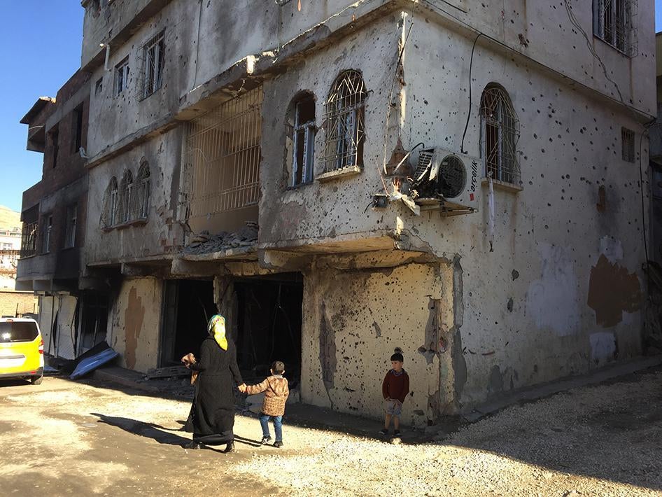 Damage to many buildings in the southeast town of Silvan occurred during police and military operations and armed clashes with the PKK’s armed youth wing, the Patriotic Revolutionary Youth Movement, during the November 3-14, 2015 curfew. 