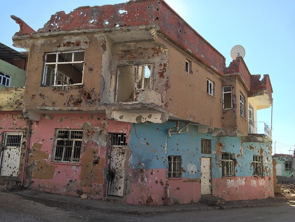 Damage to many buildings in the southeast town of Silvan occurred during police and military operations and armed clashes with the PKK’s armed youth wing, the Patriotic Revolutionary Youth Movement, during the November 3-14, 2015 curfew. 