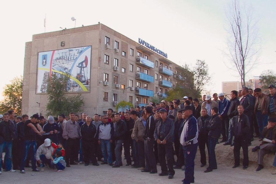 Нефтяники Каражанбасмунай на забастовке возле офисов компании в г. Актау, Казахстан в октябре 2011 года. © 2011 Робин Форестье-Уокер