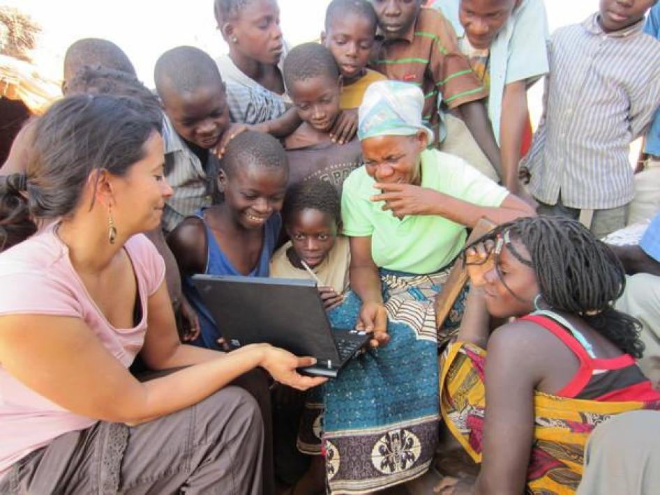 Human Rights Watch's Nisha Varia shows Senolia Sayeni a Human Rights Watch video in which she was featured. Sayeni was one of thousands of Mozambicans resettled to make way for coal mines, with negative impacts on their access to food, water, and work.