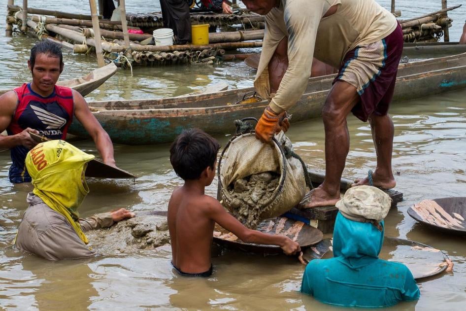 在菲律宾，有成千上万的儿童患病和伤害的风险在在非法小型金矿工作。