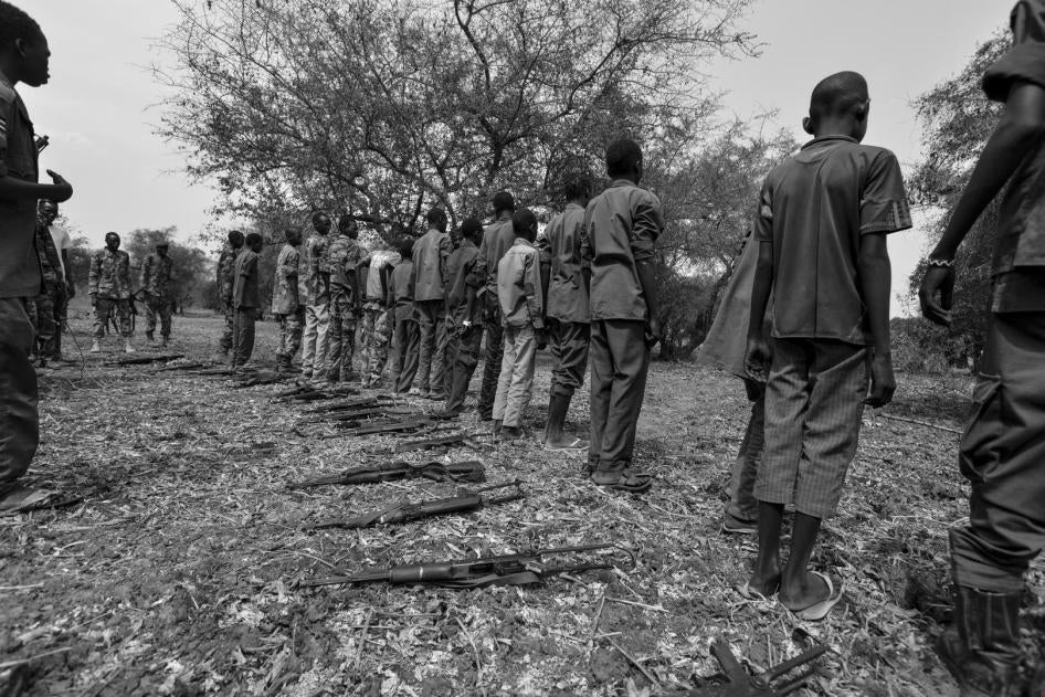Des enfants soldats déposent leurs fusils lors d'une cérémonie de désarmement et de libération organisée dans l'État de Jonglei, au Soudan du Sud, le 10 février 2015. 