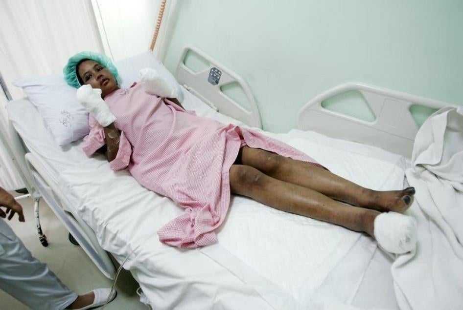 العاملة الإندونيسية نور مياتي تستلقي على سرير في مستشفى سعودي في الرياض، 23 مارس/آذار 2005. 