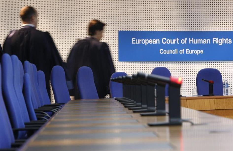 Судьи Европейского суда по правам человека входят в зал заседений, чтобы заслушать дело "Юкос против России". Страсбург, 4 марта, 2010 г.