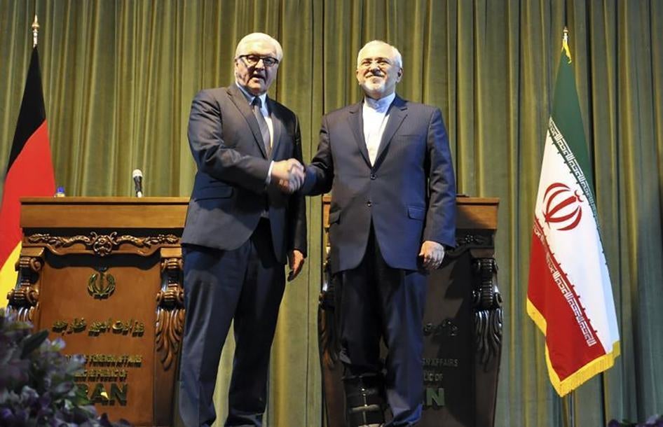 Irans Außenminister Mohammad Javad Zarif schüttelt die Hand mit seinem deutschen Amtskollegen Frank-Walter Steinmeier nach einer gemeinsamen Pressekonferenz in Teheran, Iran am 17. Oktober 2015 