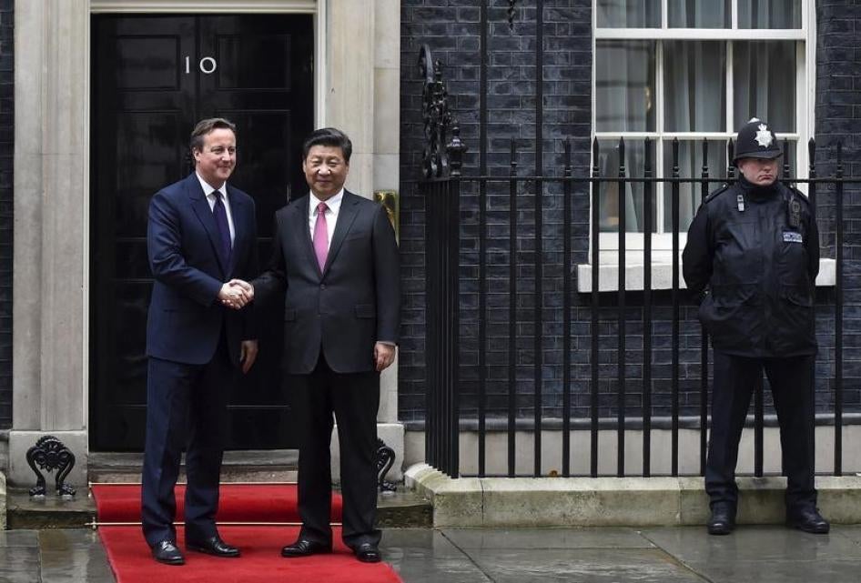 中国国家主席习近平在唐宁街十号前受到英国首相大卫・卡梅伦迎接，英国伦敦，2015年10月21日。