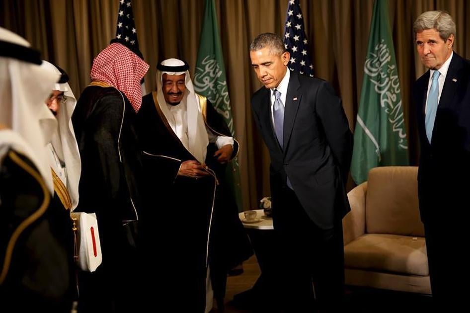 US President Barack Obama concludes a meeting with Saudi Arabia's King Salman as US Secretary of State John Kerry looks on at the G20 summit in Antalya, Turkey on November 15, 2015. 
