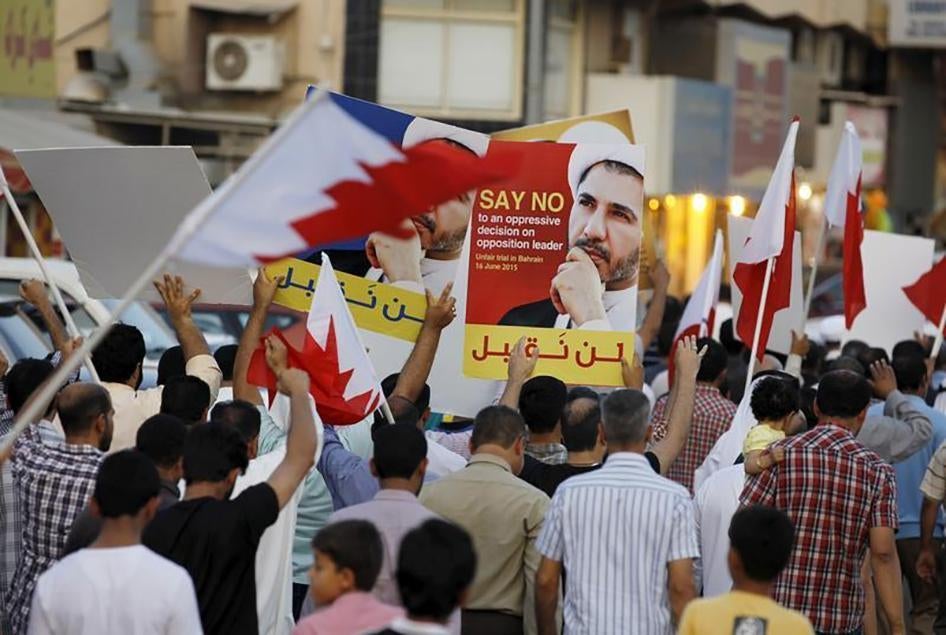 متظاهرون يحملون صوراً للشيخ علي سلمان، أحد أبرز قادة المعارضة البحرينية والأمين العام لجمعية الوفاق الوطني الإسلامية، خلال احتجاج للمطالبة بالإفراج عنه في قرية جد حفص، غرب المنامة في البحرين في 16 يونيو/حزيران 2015. 