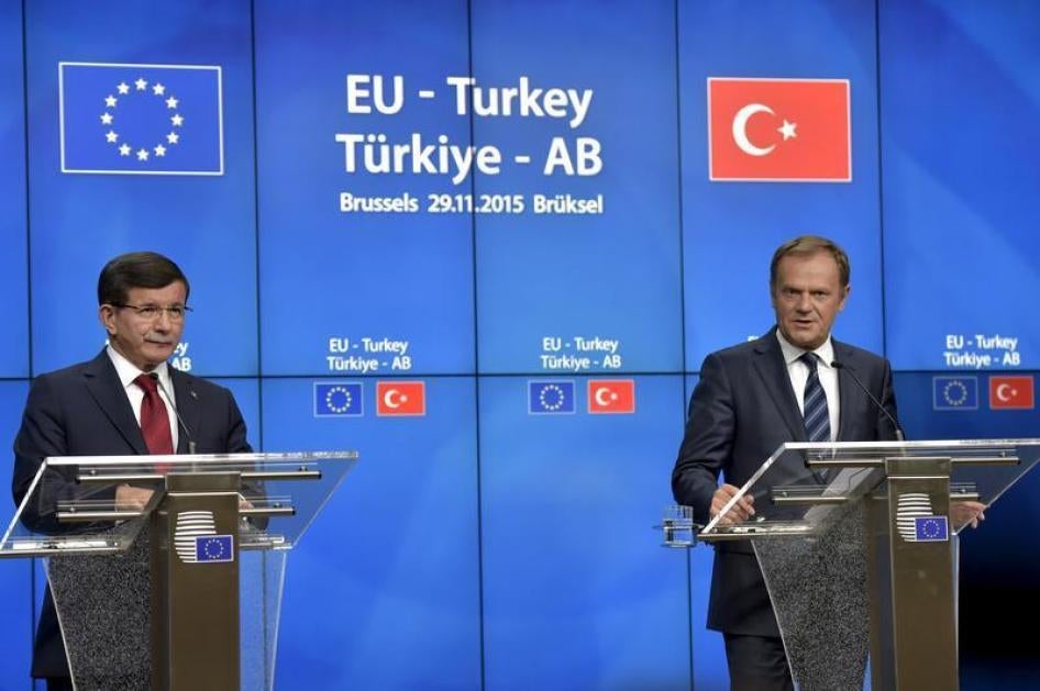 Turkish Prime Minister Ahmet Davutoglu (L) and European Council President Donald Tusk give a news conference after a EU-Turkey summit in Brussels, Belgium.