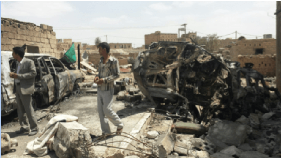 بقايا السيارات التي جلبت العرائس الثلاث إلى منزل جمال السنباني في قرية سنبان في ذمار، اليمن، في ليلة 7 أكتوبر/تشرين الأول 2015. احترقت السيارات بسبب الحريق الذي شبّ في المنزل إثر الغارة الجوية التي أسفرت عن مقتل 43 شخصا في حفل الزفاف، بما في ذلك واحدة من 