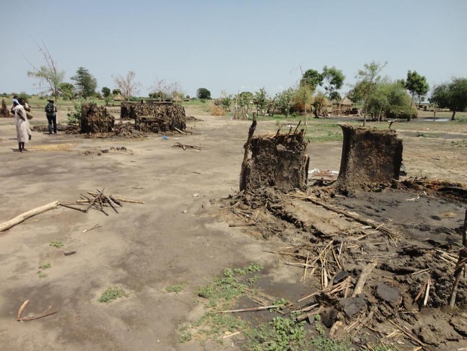 联合国南苏丹特派团（UNMISS）成员于今年5月视察时发现，路博卡纳县（Rubkona）尼亚尔迪乌镇（Nhialdiu）遭部分焚毁，包括图中简陋民房。
