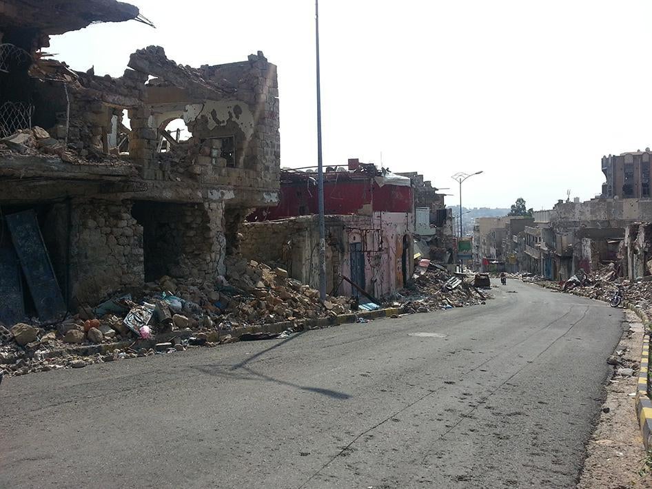 شارع متضرر في مدينة تعز من جراء القصف المستمر منذ آذار/مارس 2015. 