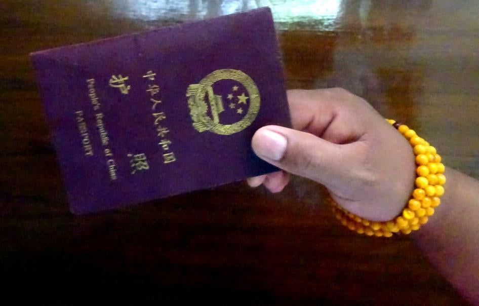 一名藏人手上的中国护照。