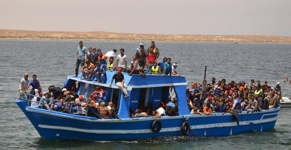 一船非正规移民抵达突尼斯本加尔丹（Ben Guerdane）附近海岸，2015年6月10日。 