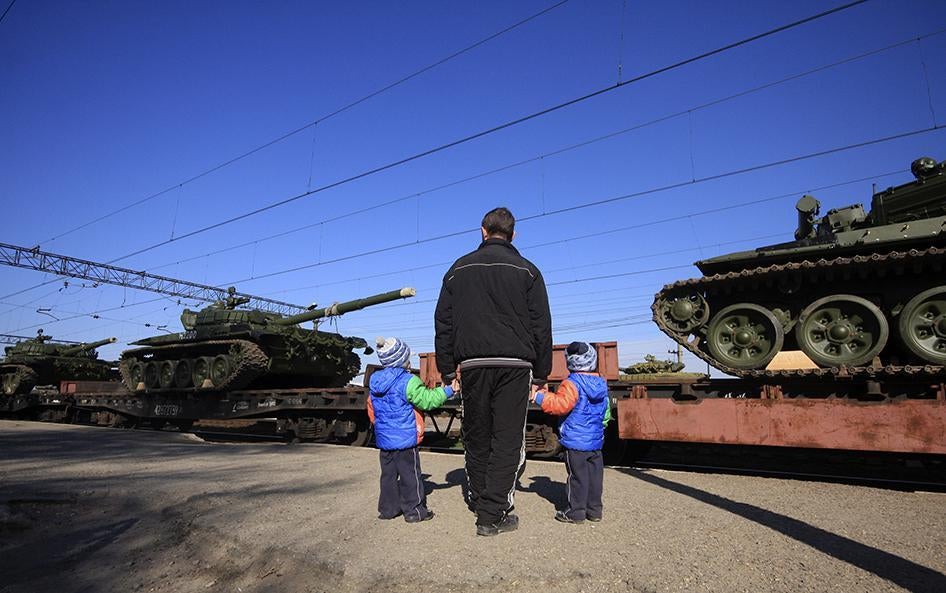 Российские танки, прибывшие в Крым на грузовых платформах. Поселок Гвардейское под Симферополем, 31 марта 2014 г. 