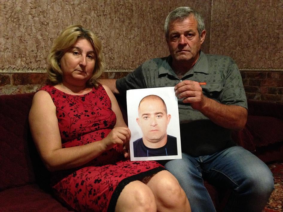 Родители крымско-татарского активиста Сейрана Зинединова с фотографией сына, исчезнувшего 30 мая 2014 г. 