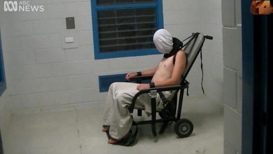 截取自澳大利亚广播公司《十字街头》节目，画面中17岁的狄伦・沃勒（Dylan Voller）被绑在机械约束椅上，2015年3月，澳大利亚北领地。