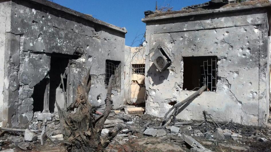 Dommages subis par l’aile de l’Hôpital Al-Wahda où sont situés les logements du personnel, à Derna (Libye), lors de frappes aériennes menées le 7 février 2016, selon un témoin.