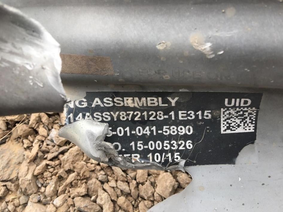 مخلفات مجموعة الجناح الخاصة بقنبلة أمريكية الصنع طراز "جي بي يو-12 بيفواي II" موجهة بالليزر، بوزن 500 رطل، عُثر عليها في موقع حفر البئر في أرحب، بمحافظة صنعاء، حيث قُتل 31 مدنيا على الأقل في غارة جوية في 10 سبتمبر/أيلول 2016. طبقا لتاريخ التصنيع ورقم الوح