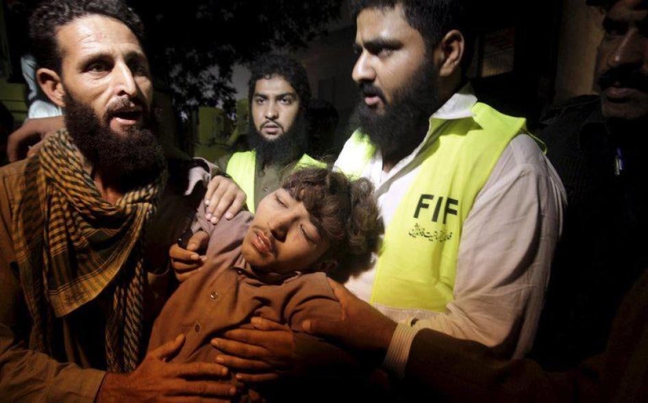 Rescue workers carry out an injured man after the Rajput factory collapse near Lahore, Pakistan on November 4, 2015.